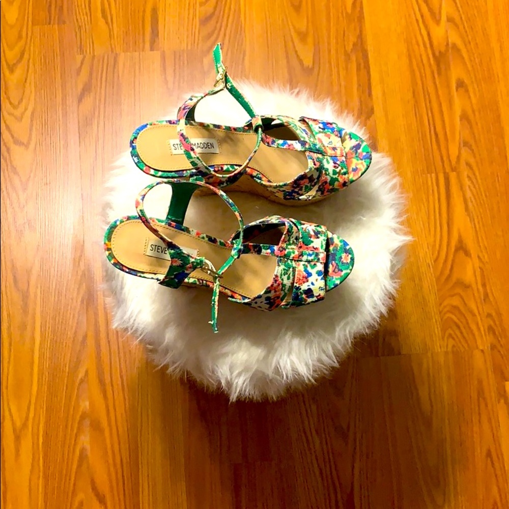 Steve Madden floral print wedges